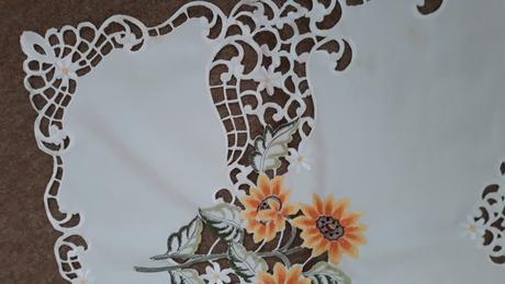 Strojovo vysivany obrus,