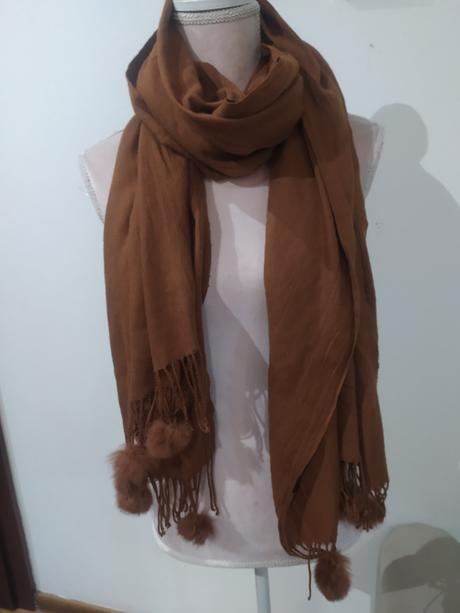 Šál s kozusinovymi brmbolcami, 