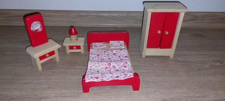 Dreveny domcek s prislusenstvom,