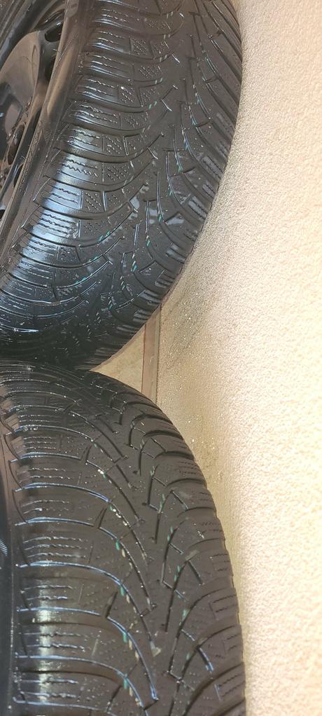 Predám 2ks zimné pneumatiky goodyear 205/55/r16,
