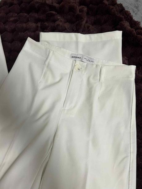 Biele nohavice veľkosť m ale sadne na s, s