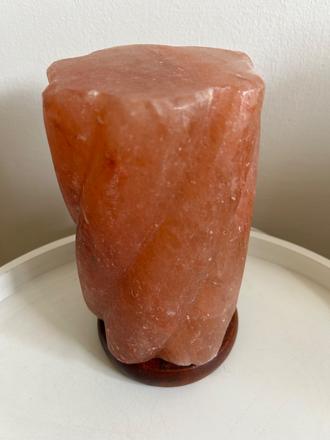 Soľná lampa 3100 g podstavec z akáciového dreva, 