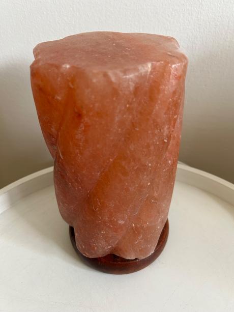 Soľná lampa 3100 g podstavec z akáciového dreva, 