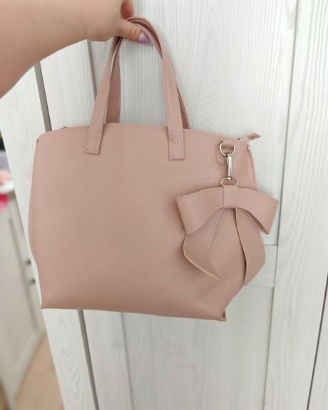 Pudrová ružová kabelka, 