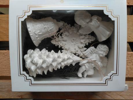 Sadrove ozdoby v darcekovej krabicke,