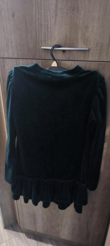 Zamatové šaty, 152