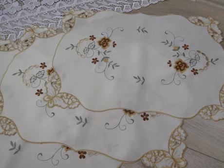 Obrusy krémovo hnedasté, 