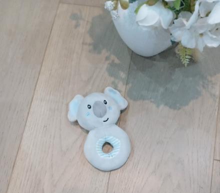 Plyšová hrkálka koala,