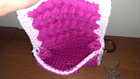Predám háčkovanú kabelku s retiazkou,
