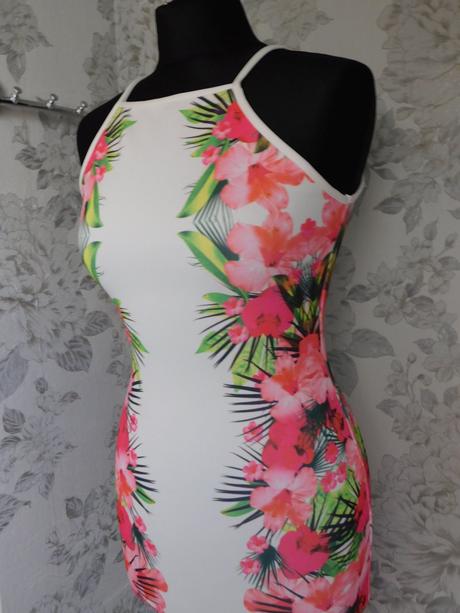 Kvalitne velmi pekne šaty, miss selfridge,34