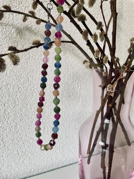 Nahrdelnik z farebnych koralok, 