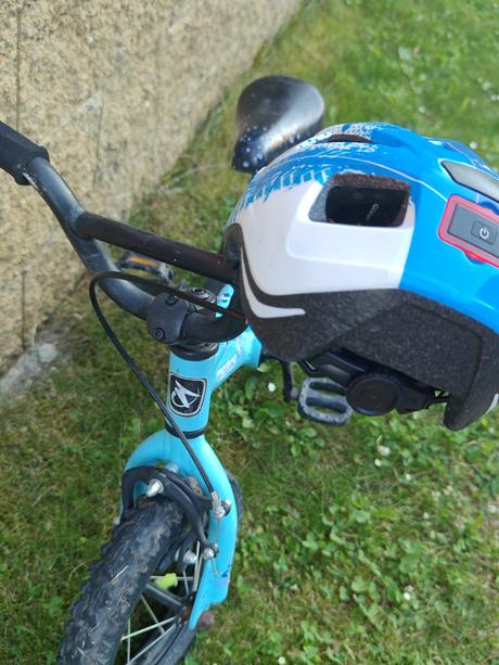Chlapcensky maly bicykel s prilbou, 12