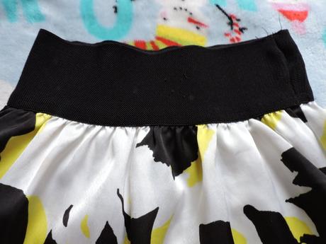 Biela sukňa s farebnými fliakmi, amisu,s