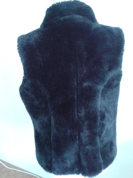 Čierna kožušinová vesta veľ. 38, 38