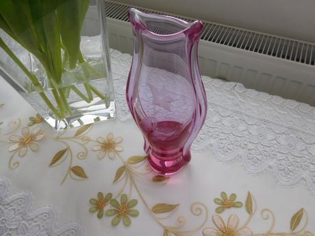 Alexnadritové hútni sklo s růži výška 27,5 cm, 