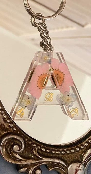 Ručne vyrobené živicové kľúčenky, 