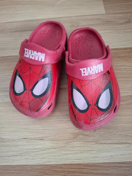 Slapky typu crocs, 24