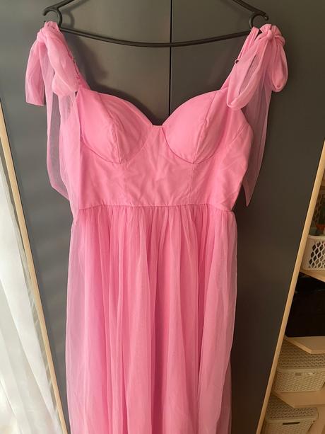 Elegantne ružove šaty, s