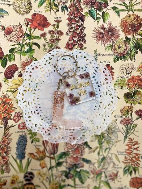 Ručne vyrobené živicové kľúčenky, 