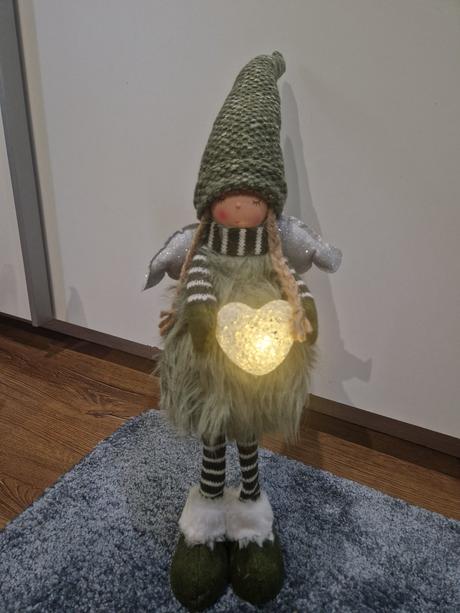 Anjelik s led srdiečkom postavička,