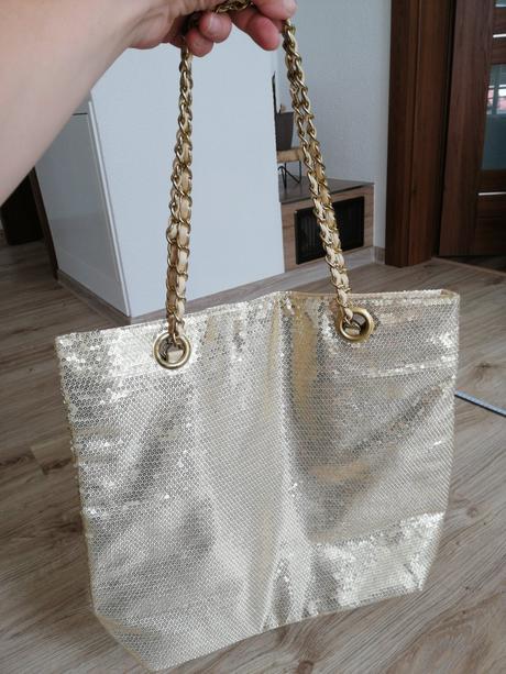 Taška s flitrami, atmosphere