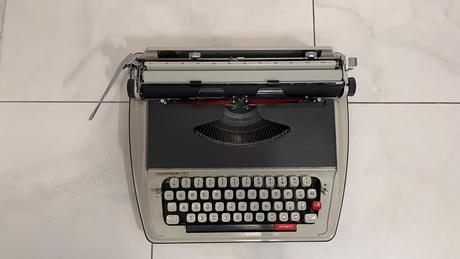 Mechanický kufríkový písací stroj chevron 5,