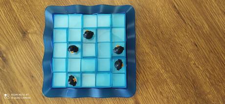 Logicka hra tučniaky na lade, 