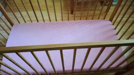 Detské drevené postieľky polohovateľné s matracmi., 