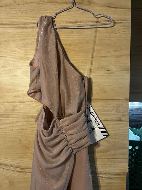 Ružové trblietavé šaty, s