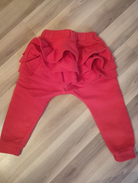 Tepláky s volánikmi, 92