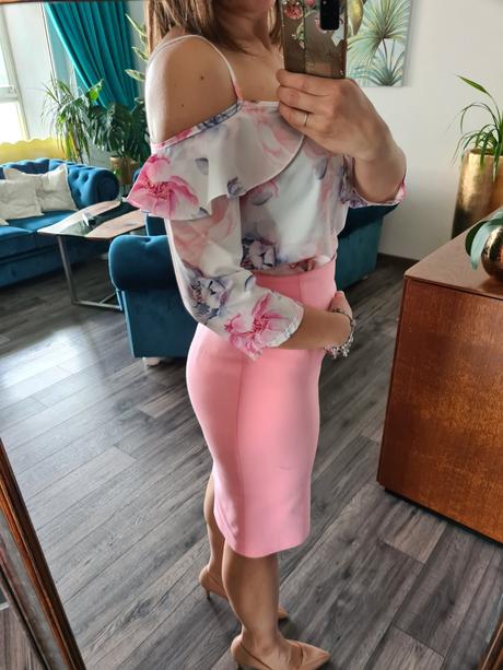 Kvetovaná blúzka s volanom, s