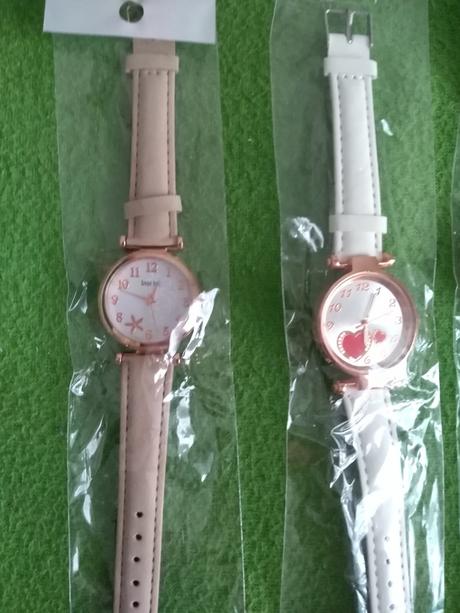 Hodinky biele a béžové, 