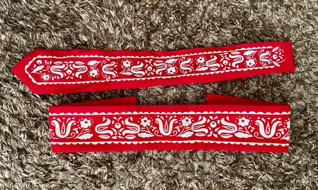 Opasok s ludovym motivom, 