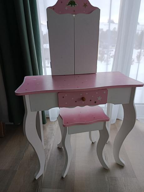 Kozmetický stolik, 