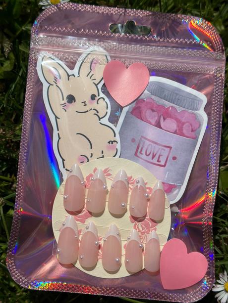 Nové umelé nechty s perličkami, 