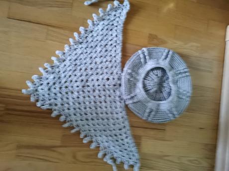 Háčkovany beret a šatka, l