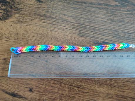 Náramok z gumičiek,