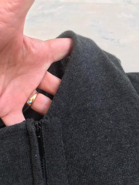 Svetrík s asymetrickým zipsom, l