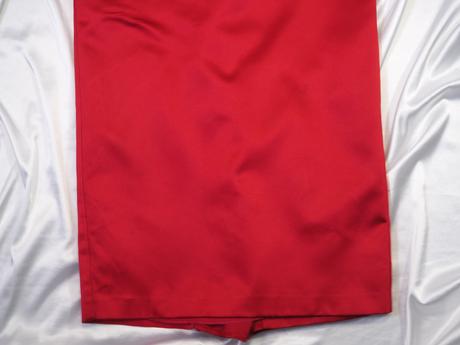 Kvalitné červené spoločenské šaty, s