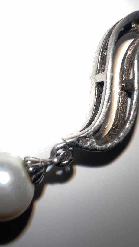 Strieborný prívesok s perlou., 