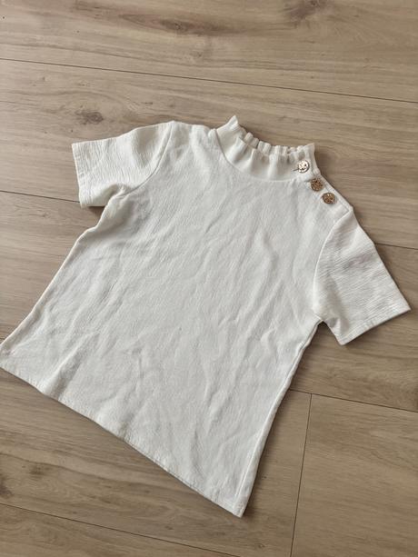 Biely top so stojacikom a gombickami, camaieu,s