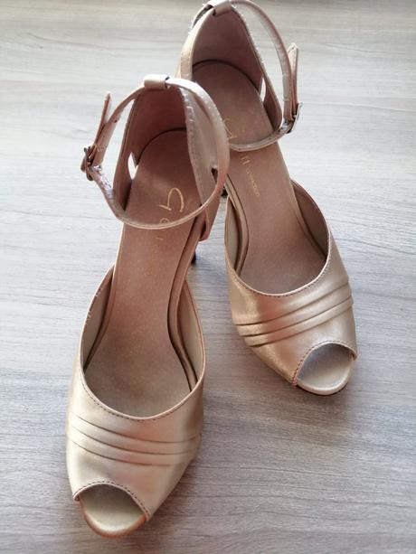 Zlaté spoločenské topánky, 38