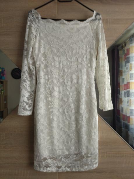 Raz oblečené čipkované šaty, s