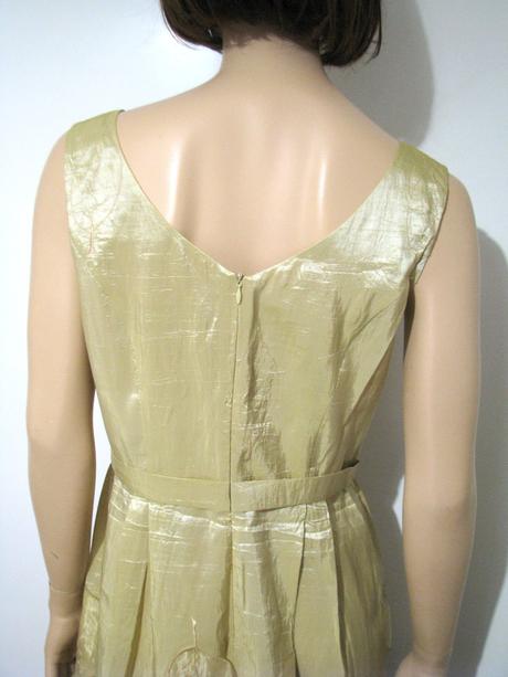 Zlatisté šaty s lístkami, 40