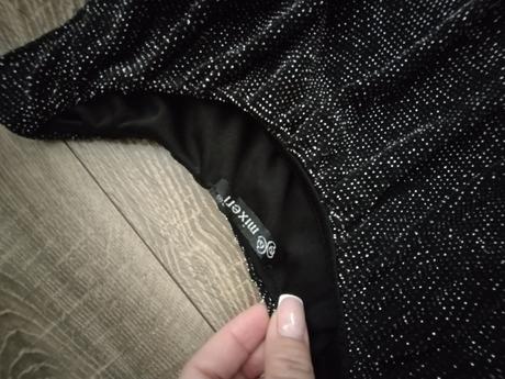 Trblietavé šaty, s