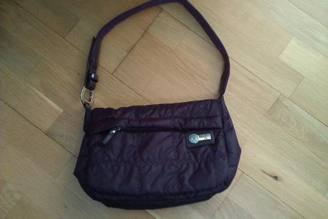 Fialová kabelka, 