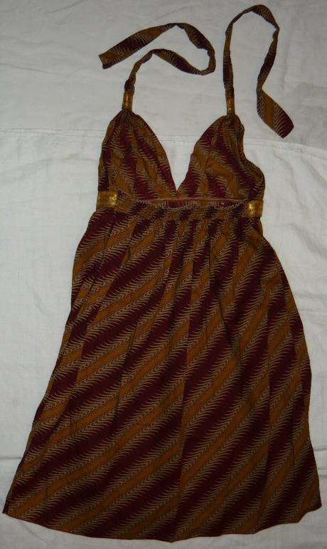 Sexi šaty so zlatou stuhou, s