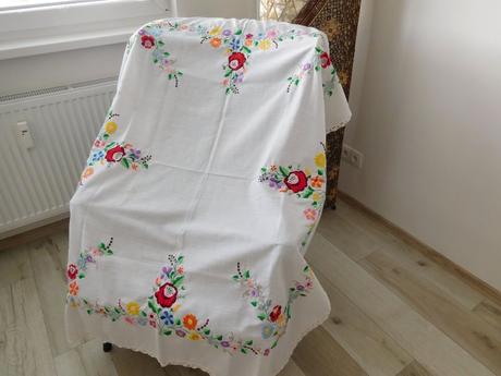 Obrus ručná výšivka top top stav, 143 x 123 cm,, 