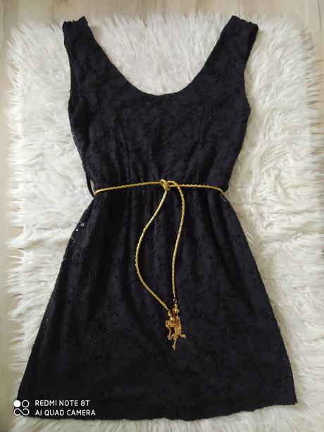 Krajkove šaty so zlatým opaskom, s