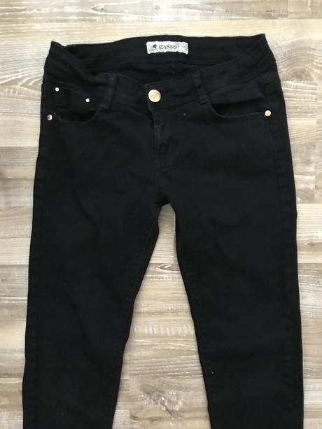 Čierne rifle veľ.l-29,majú zlaté zdobenie, l